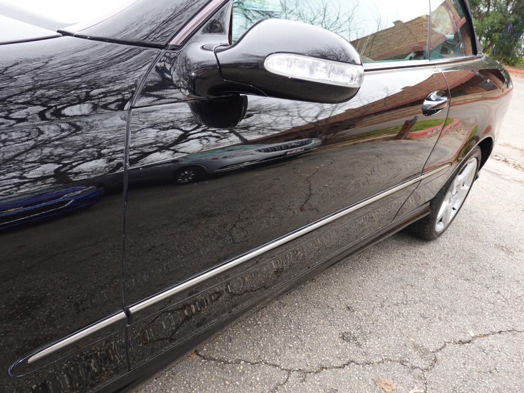 Mercedes-Benz CLK-Class Vehicle Full-screen Gallery Image 09