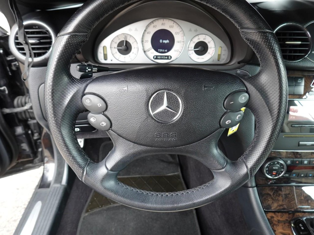 Mercedes-Benz CLK-Class Vehicle Full-screen Gallery Image 11