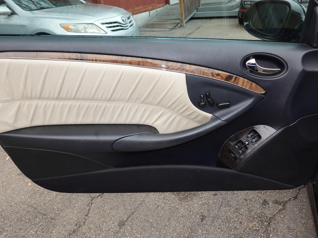 Mercedes-Benz CLK-Class Vehicle Full-screen Gallery Image 15