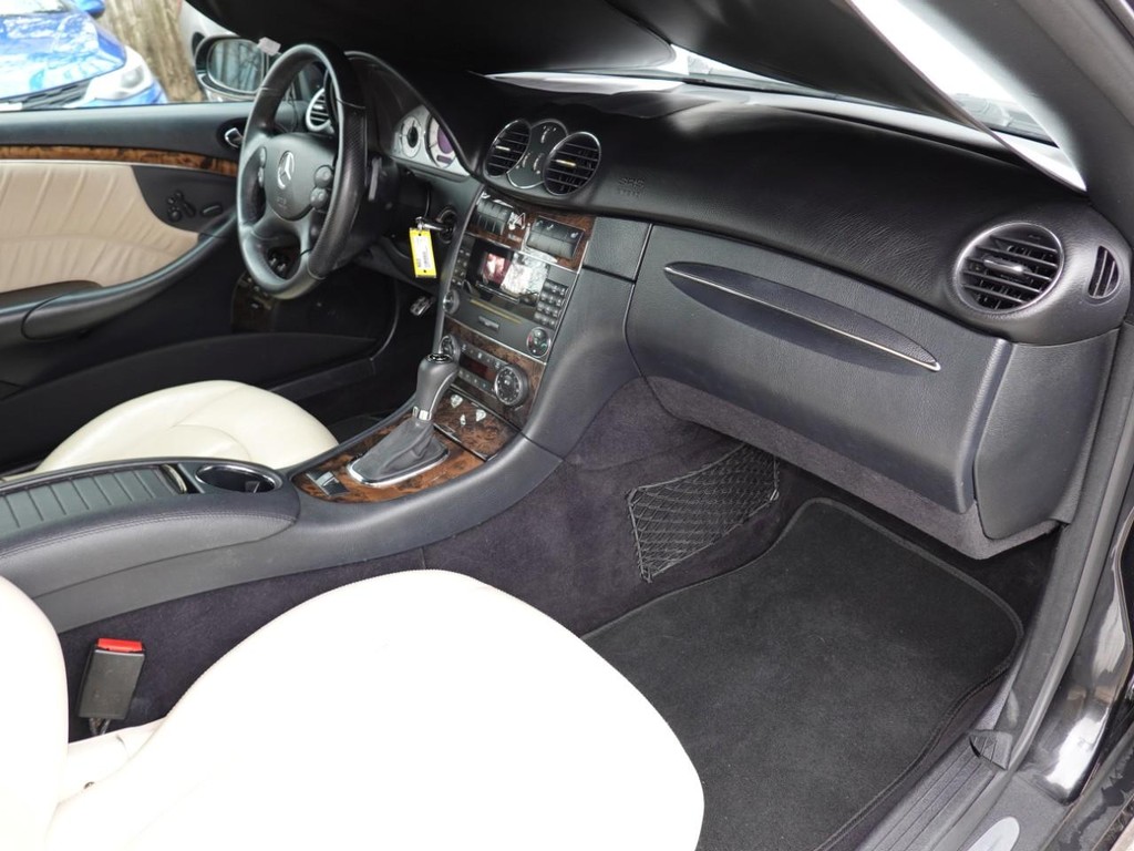 Mercedes-Benz CLK-Class Vehicle Full-screen Gallery Image 17