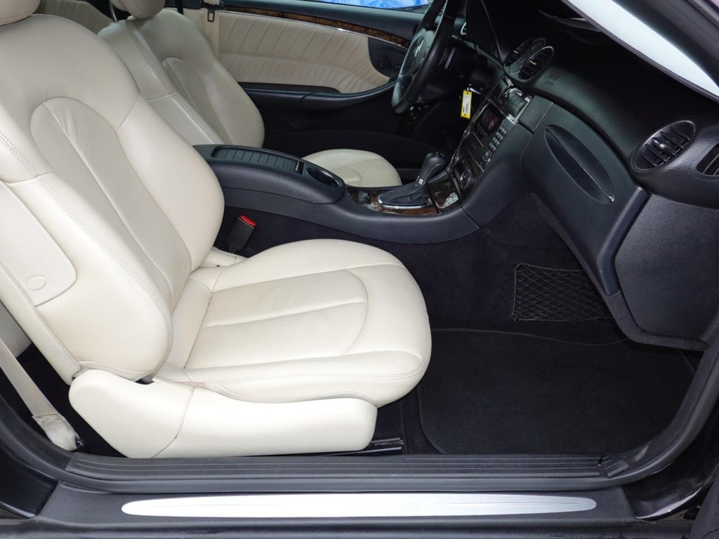 Mercedes-Benz CLK-Class Vehicle Full-screen Gallery Image 18