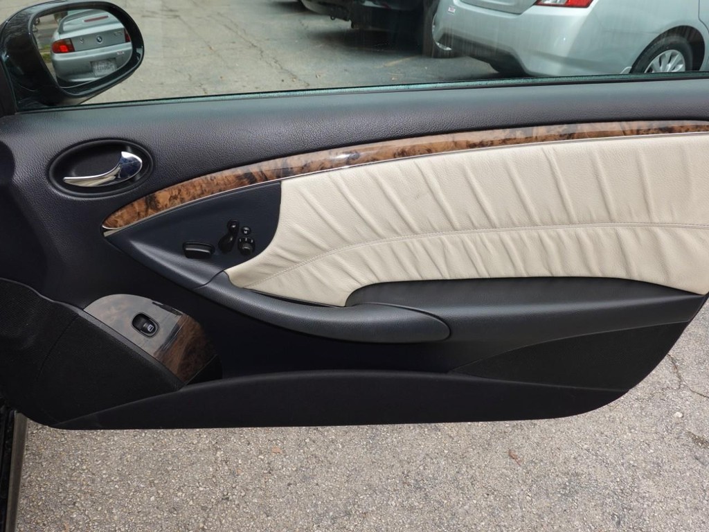 Mercedes-Benz CLK-Class Vehicle Full-screen Gallery Image 19