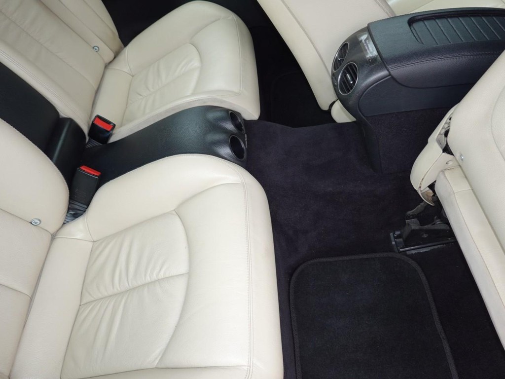 Mercedes-Benz CLK-Class Vehicle Full-screen Gallery Image 20