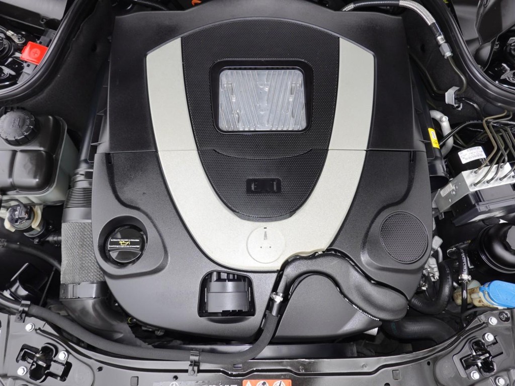 Mercedes-Benz CLK-Class Vehicle Full-screen Gallery Image 22