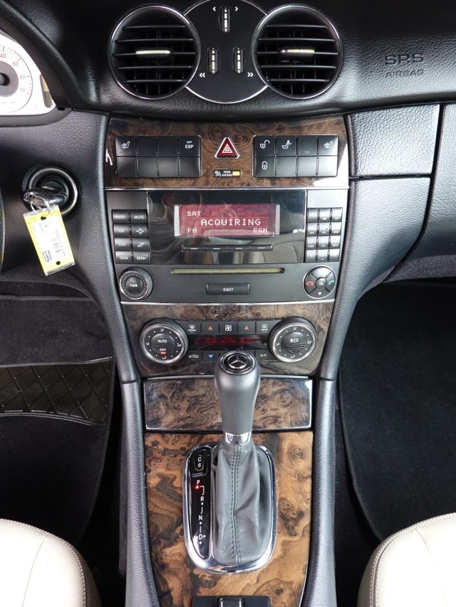 Mercedes-Benz CLK-Class Vehicle Full-screen Gallery Image 12