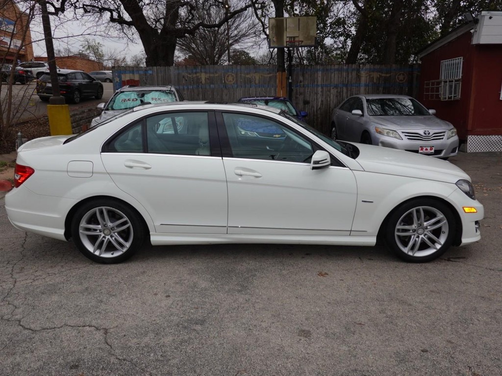 Mercedes-Benz C-Class Vehicle Full-screen Gallery Image 08