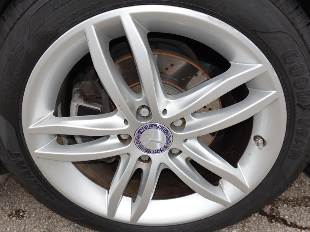 Mercedes-Benz C-Class Vehicle Full-screen Gallery Image 09