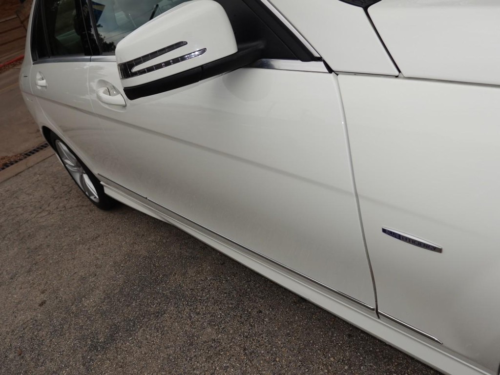 Mercedes-Benz C-Class Vehicle Full-screen Gallery Image 11