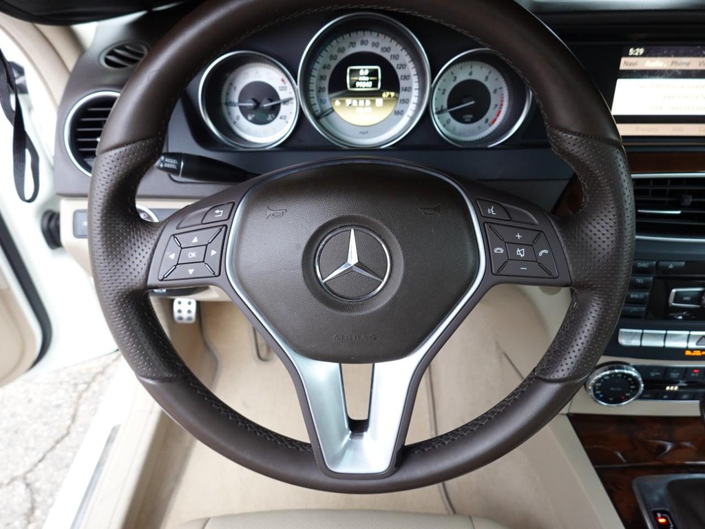Mercedes-Benz C-Class Vehicle Full-screen Gallery Image 12