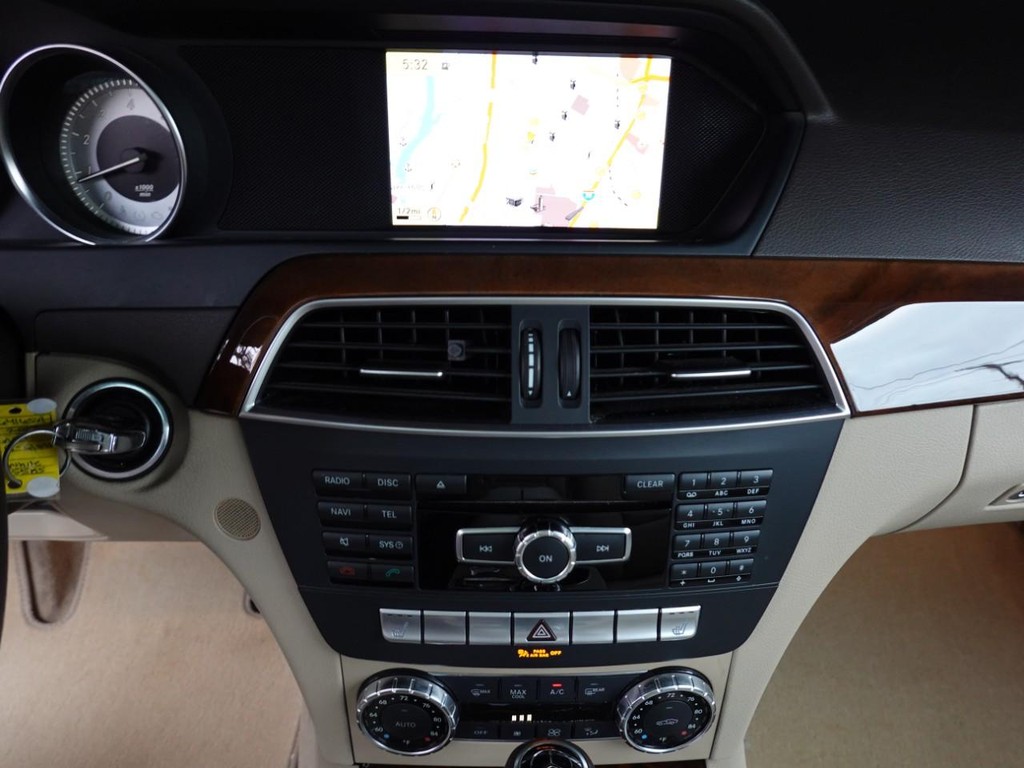 Mercedes-Benz C-Class Vehicle Full-screen Gallery Image 13