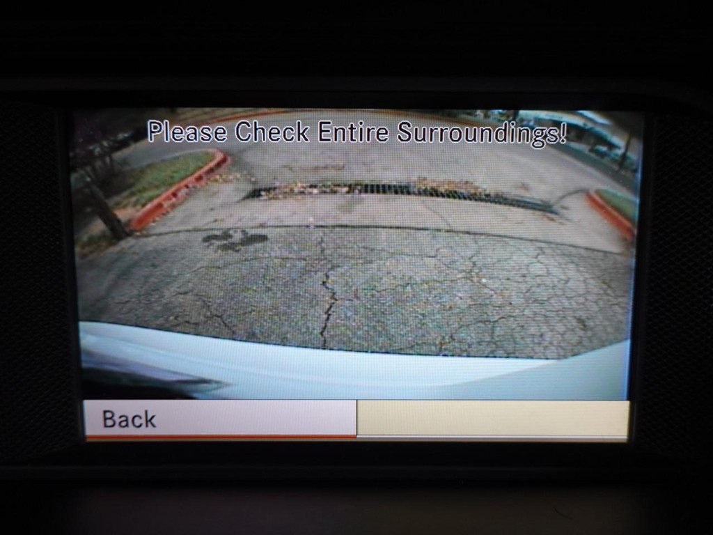 Mercedes-Benz C-Class Vehicle Full-screen Gallery Image 14