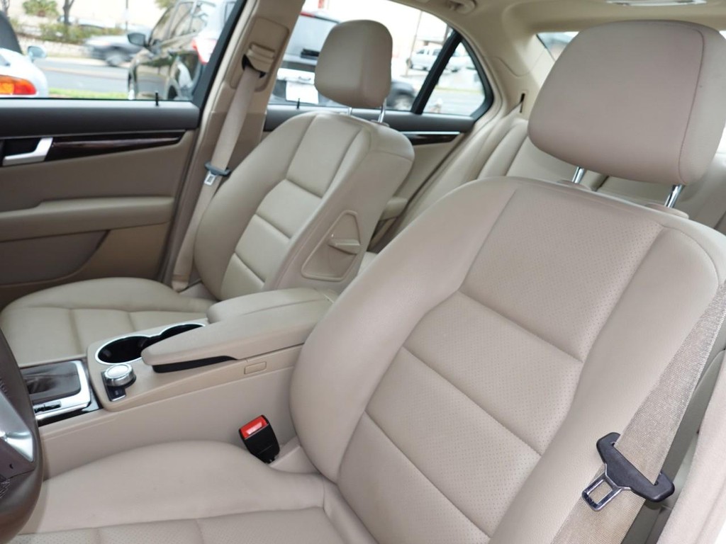 Mercedes-Benz C-Class Vehicle Full-screen Gallery Image 15