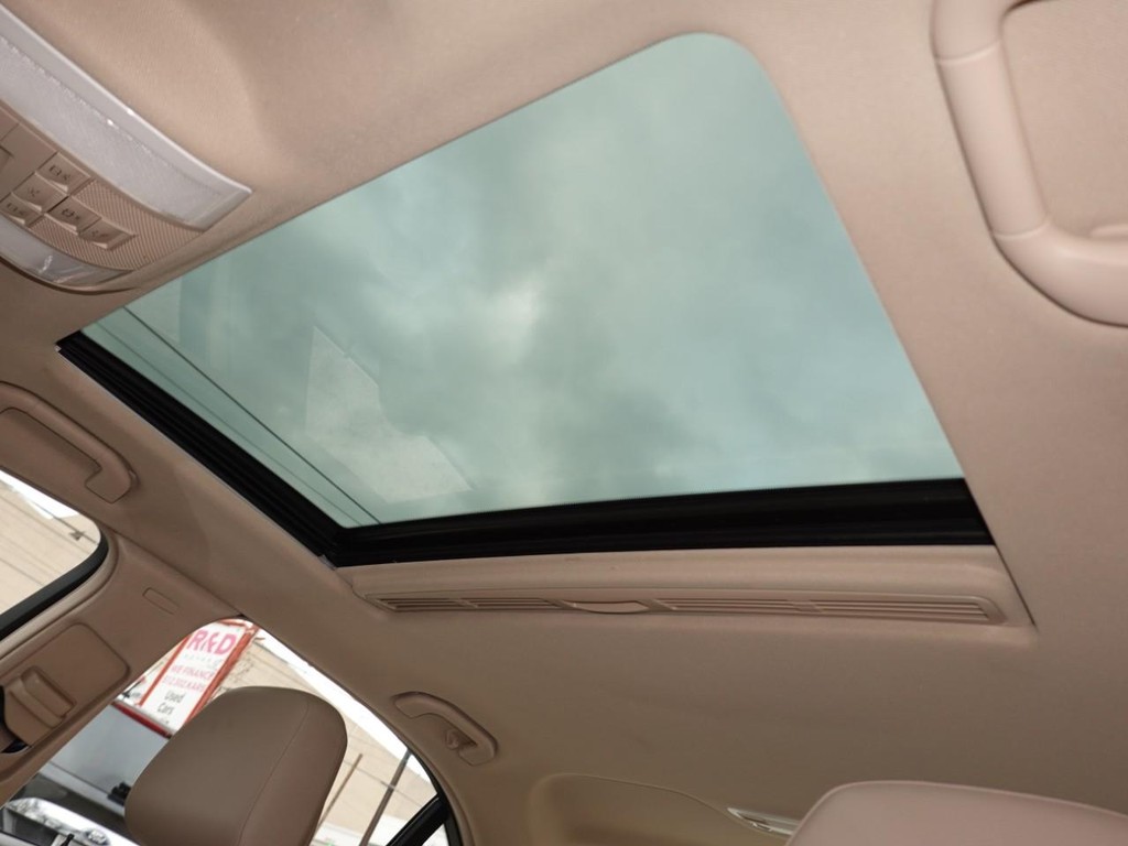 Mercedes-Benz C-Class Vehicle Full-screen Gallery Image 16