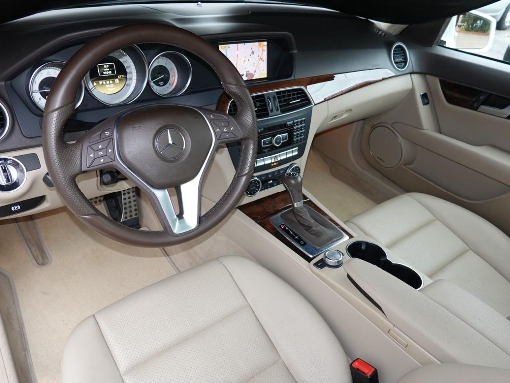 Mercedes-Benz C-Class Vehicle Full-screen Gallery Image 17
