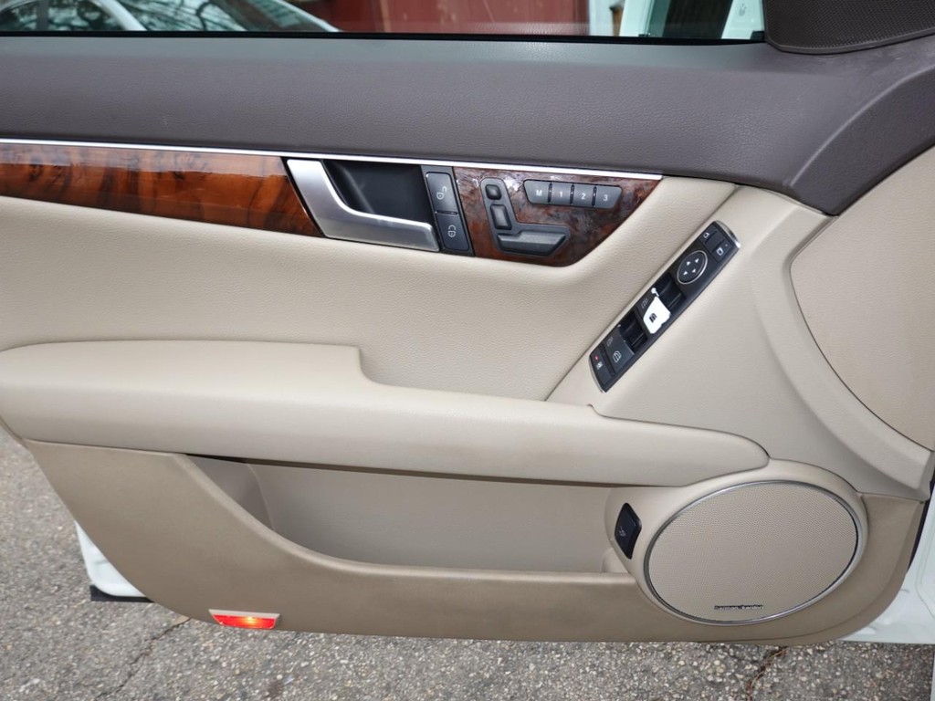 Mercedes-Benz C-Class Vehicle Full-screen Gallery Image 18