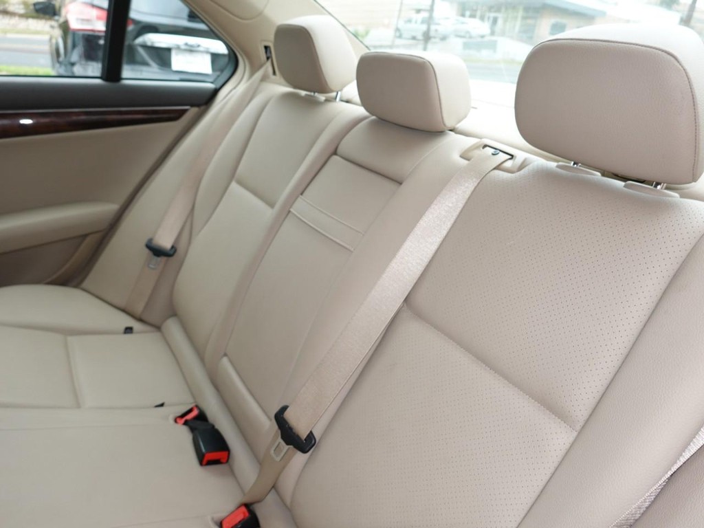 Mercedes-Benz C-Class Vehicle Full-screen Gallery Image 19