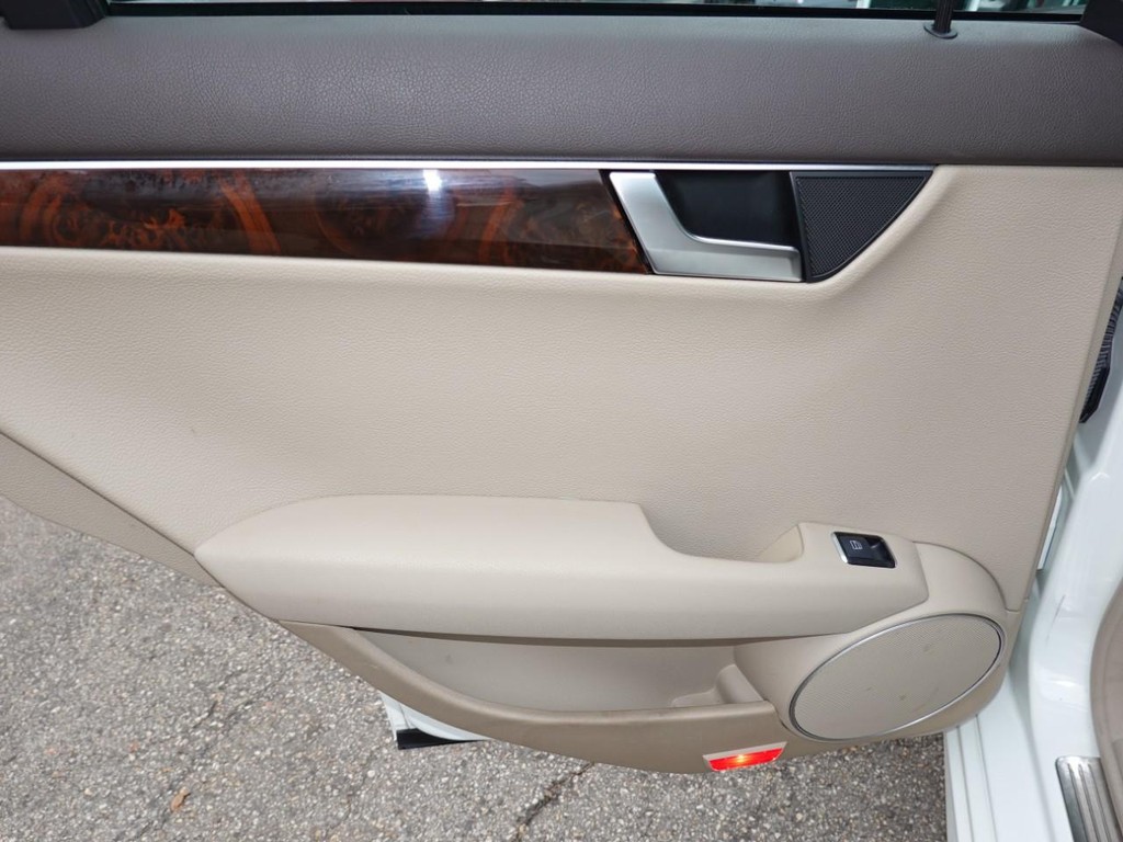 Mercedes-Benz C-Class Vehicle Full-screen Gallery Image 20