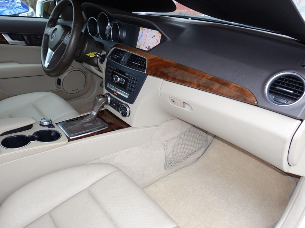 Mercedes-Benz C-Class Vehicle Full-screen Gallery Image 21