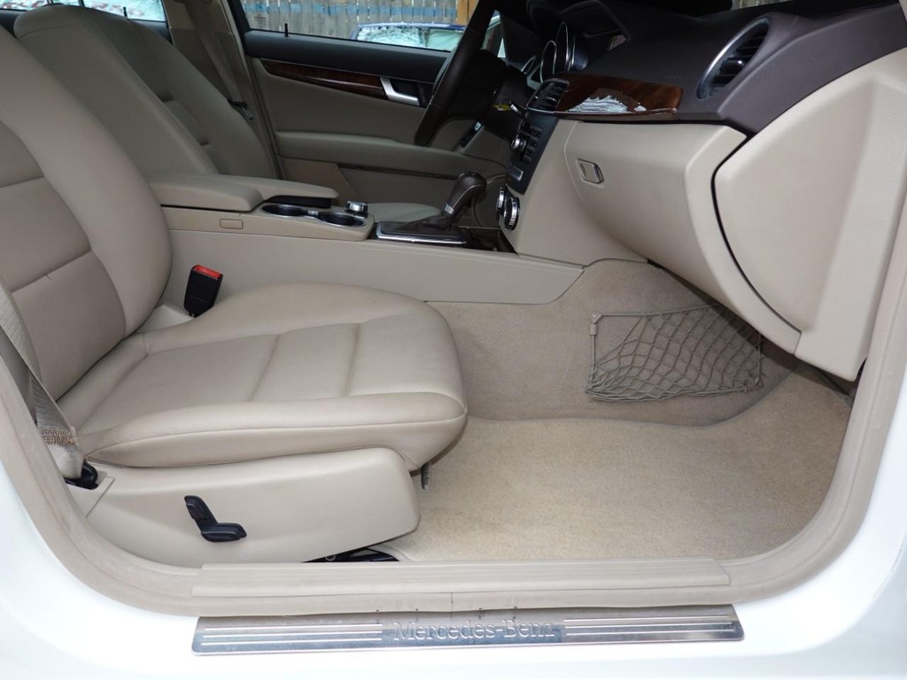 Mercedes-Benz C-Class Vehicle Full-screen Gallery Image 22