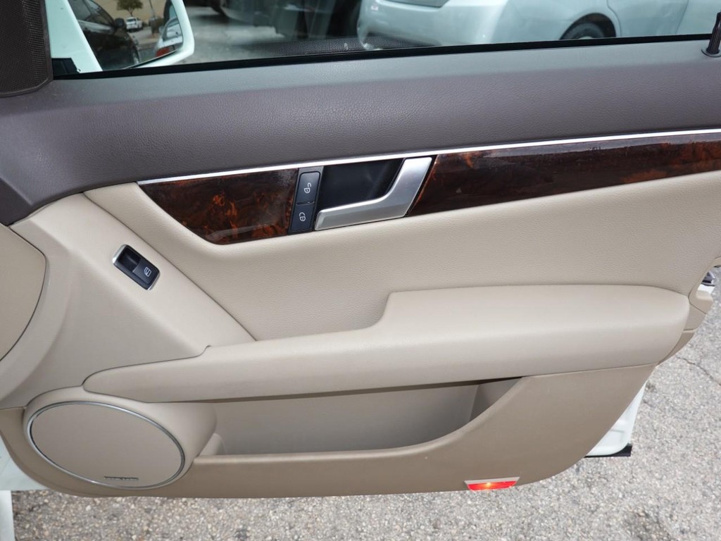 Mercedes-Benz C-Class Vehicle Full-screen Gallery Image 23