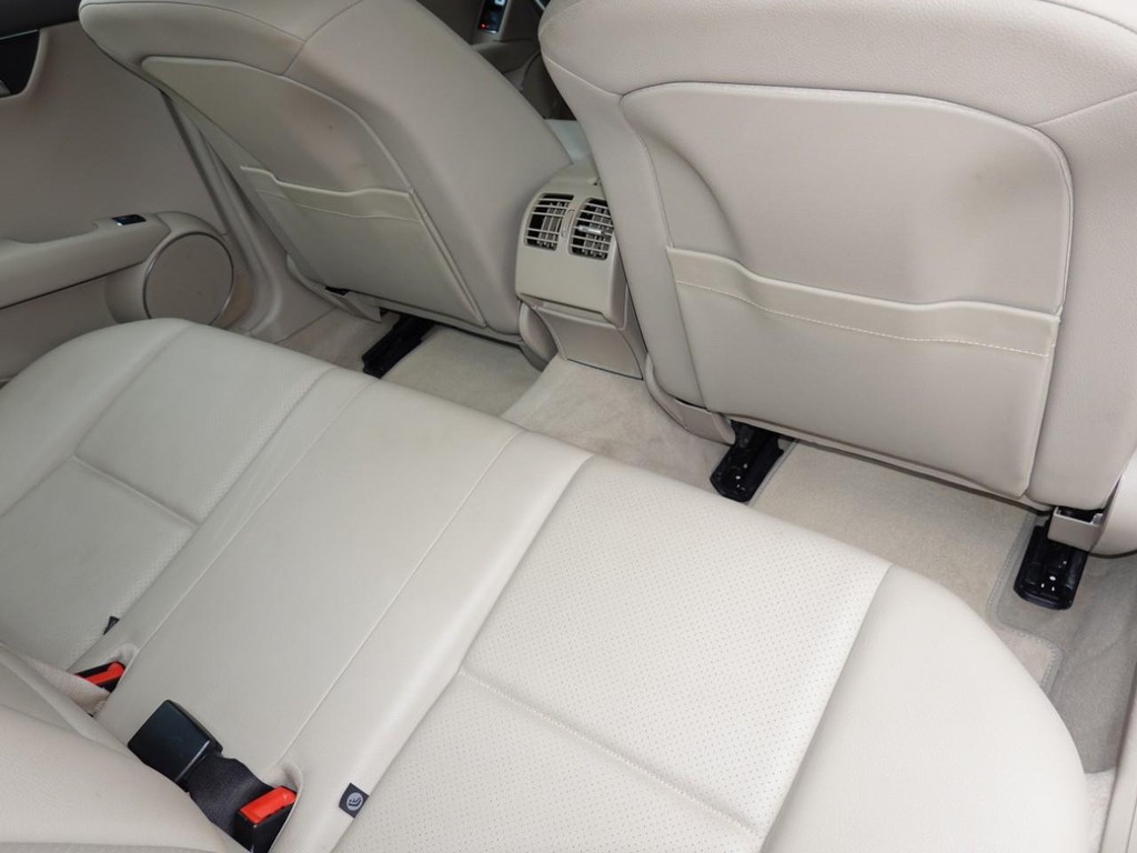 Mercedes-Benz C-Class Vehicle Full-screen Gallery Image 24