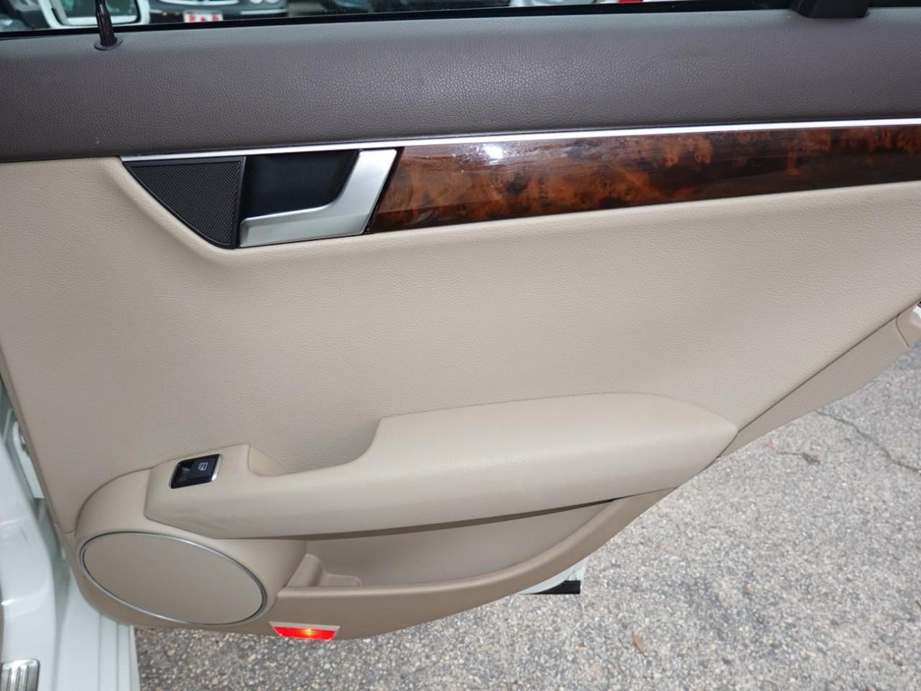 Mercedes-Benz C-Class Vehicle Full-screen Gallery Image 25