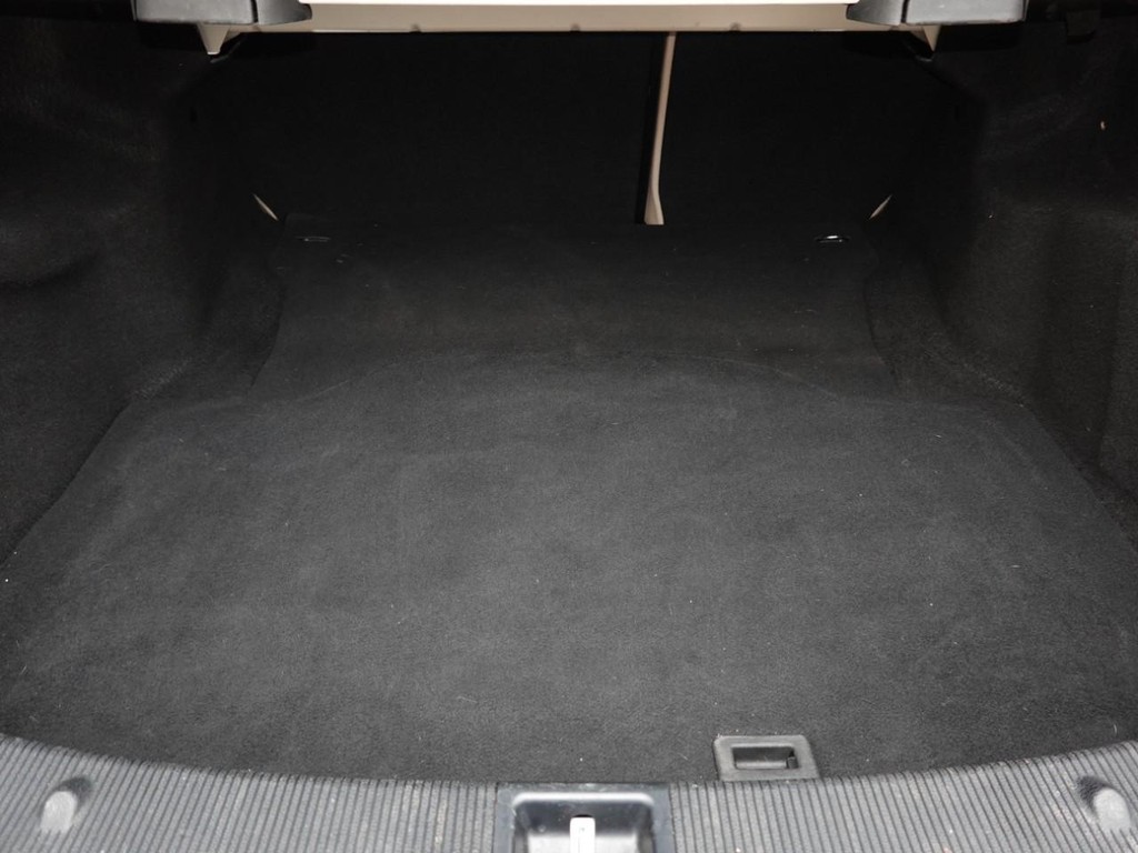 Mercedes-Benz C-Class Vehicle Full-screen Gallery Image 26