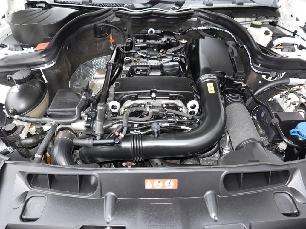 Mercedes-Benz C-Class Vehicle Full-screen Gallery Image 27