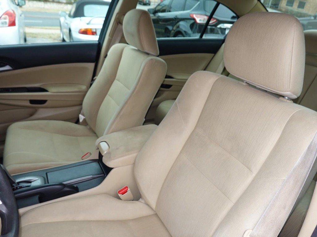 Honda Accord Sedan Vehicle Full-screen Gallery Image 12