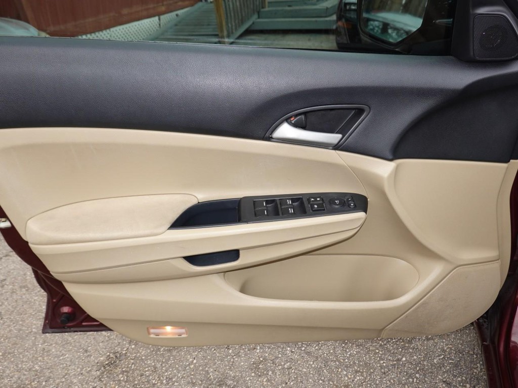 Honda Accord Sedan Vehicle Full-screen Gallery Image 14