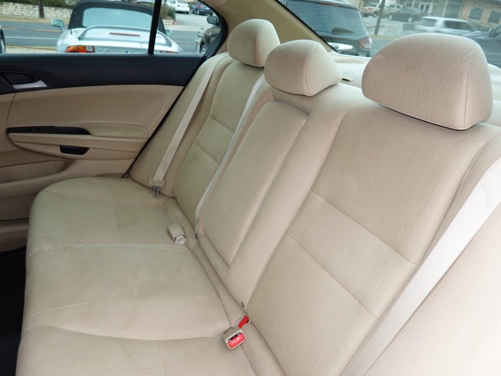 Honda Accord Sedan Vehicle Full-screen Gallery Image 15