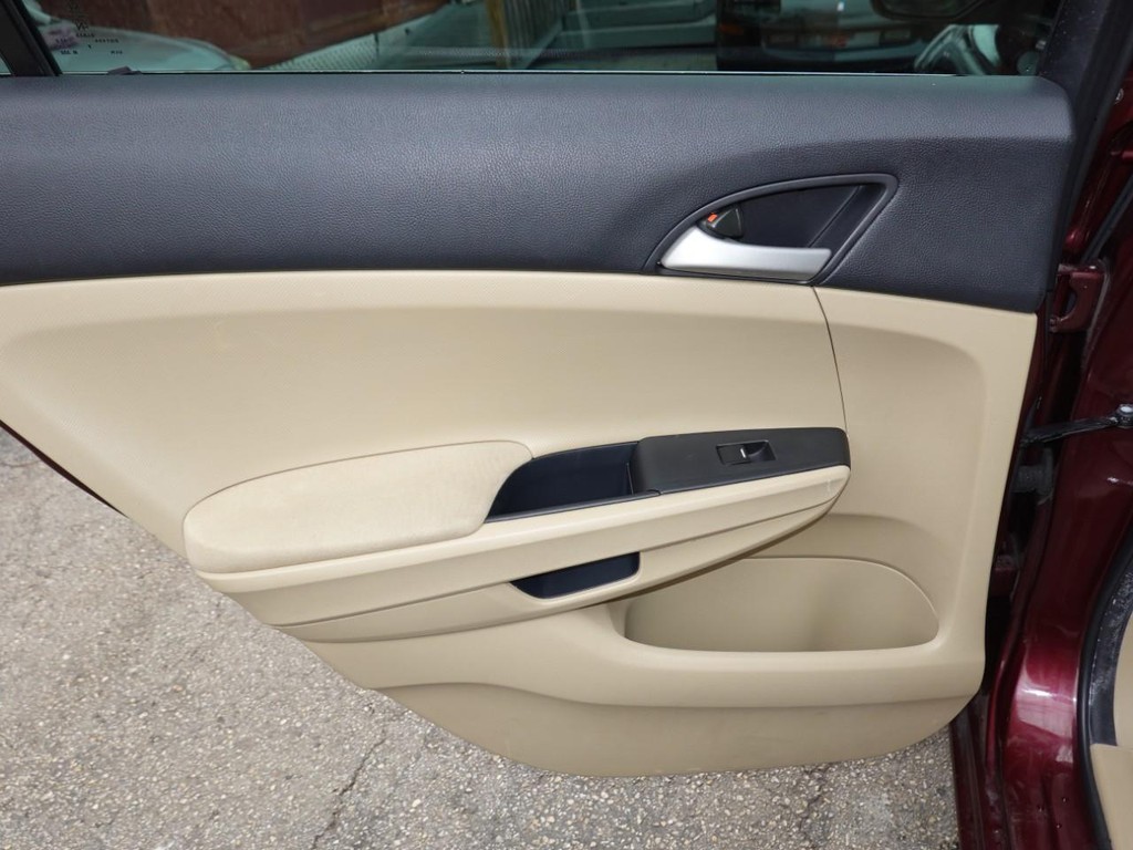 Honda Accord Sedan Vehicle Full-screen Gallery Image 16