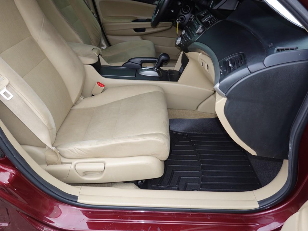 Honda Accord Sedan Vehicle Full-screen Gallery Image 18