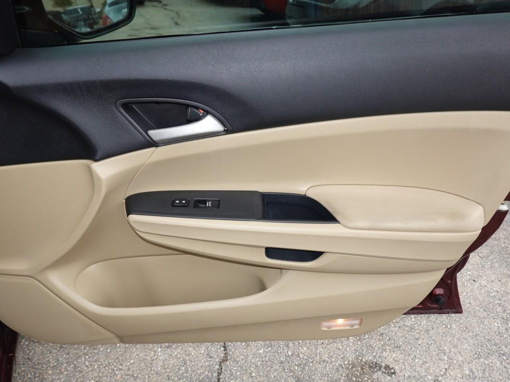 Honda Accord Sedan Vehicle Full-screen Gallery Image 19