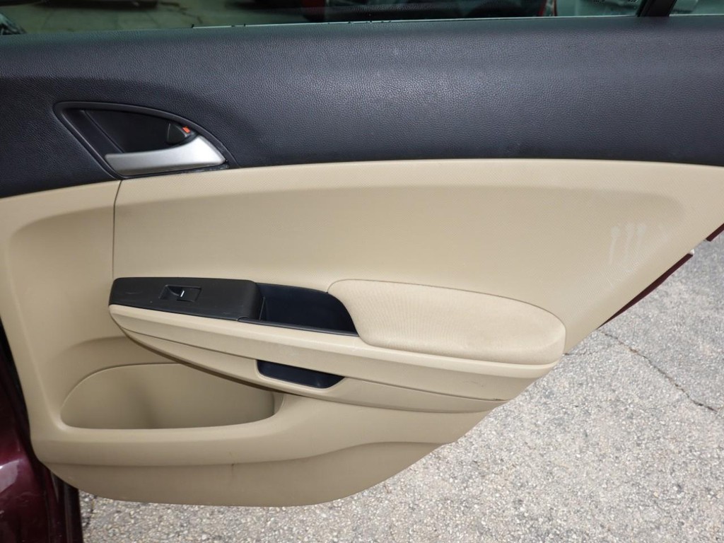 Honda Accord Sedan Vehicle Full-screen Gallery Image 21
