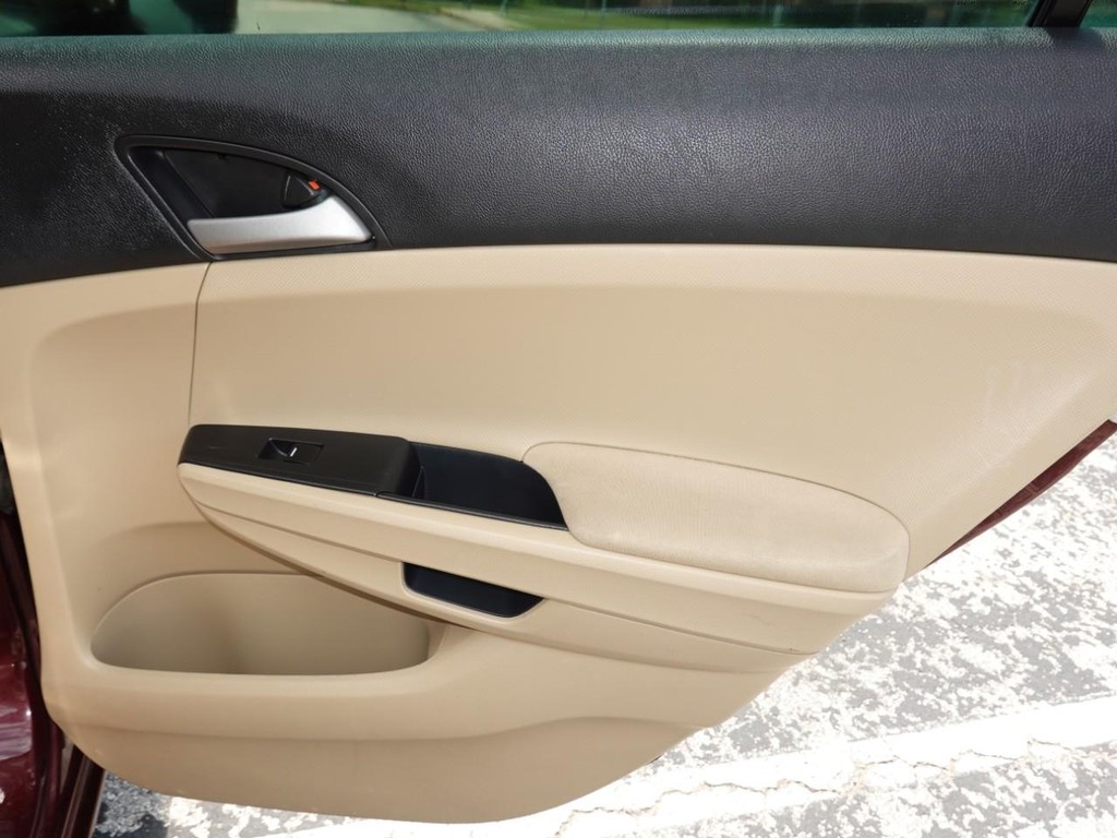 Honda Accord Sedan Vehicle Full-screen Gallery Image 24