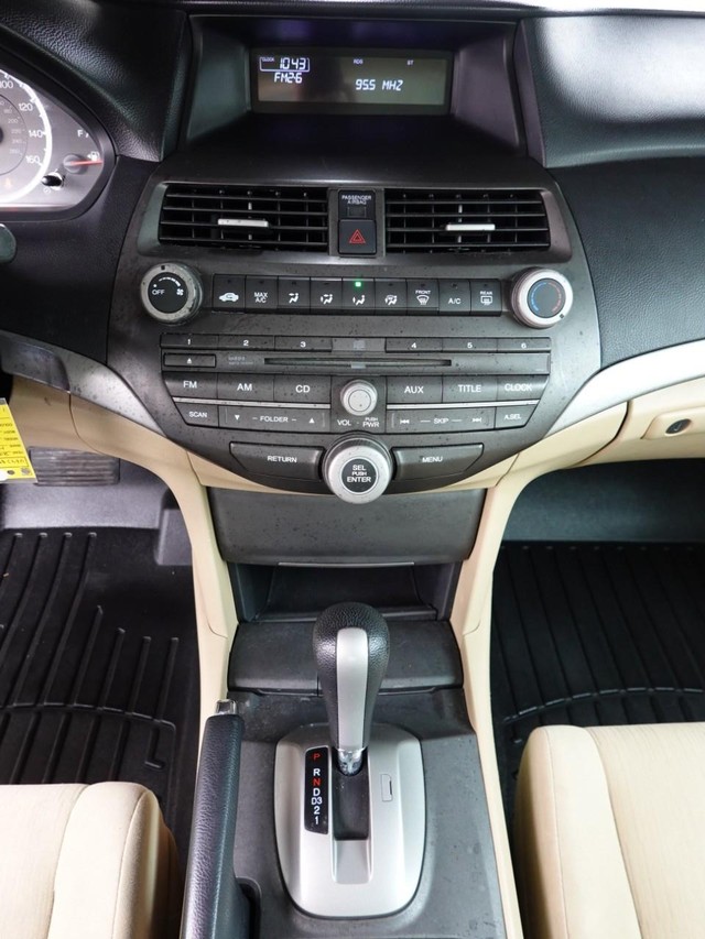 Honda Accord Sedan Vehicle Full-screen Gallery Image 11