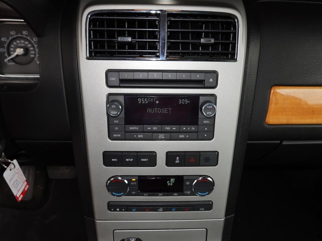 Lincoln MKX Vehicle Full-screen Gallery Image 13