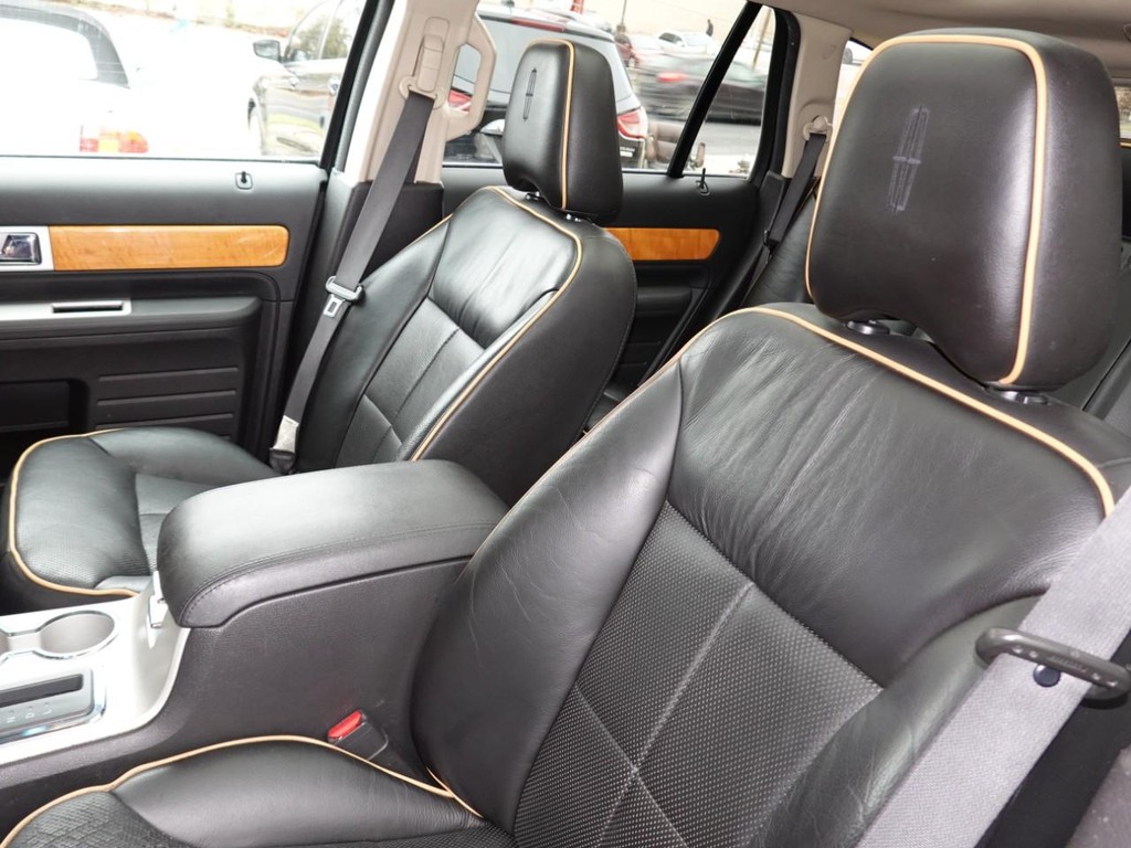 Lincoln MKX Vehicle Full-screen Gallery Image 14