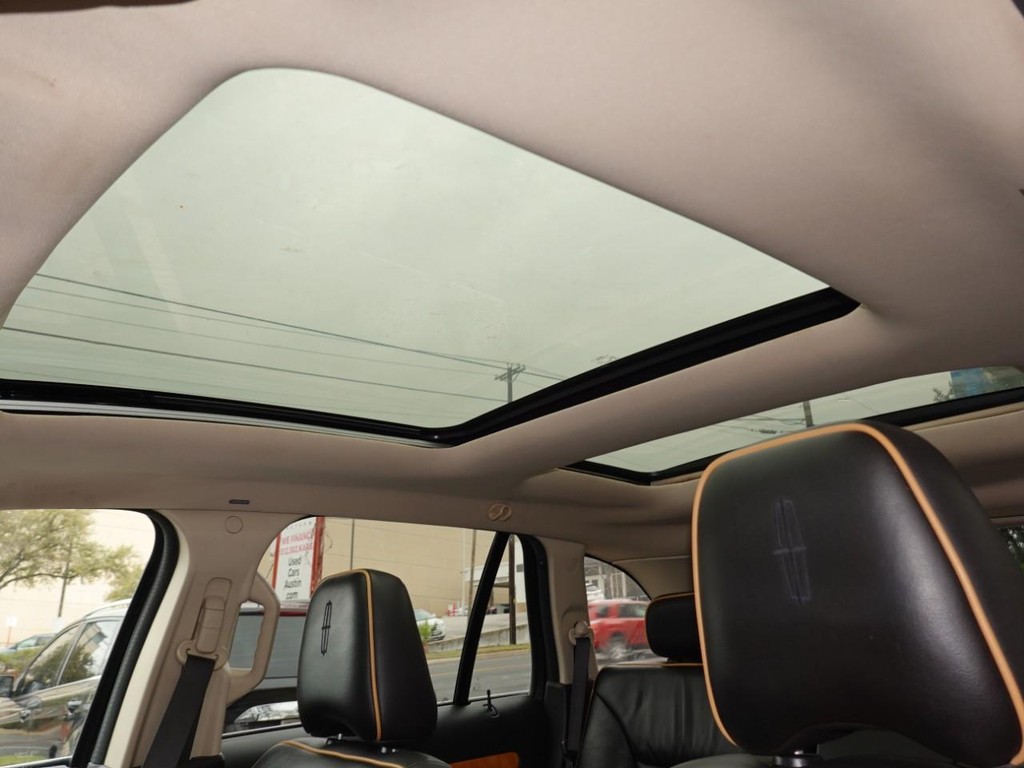 Lincoln MKX Vehicle Full-screen Gallery Image 15