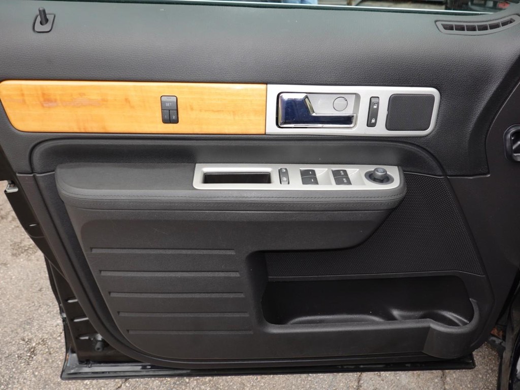 Lincoln MKX Vehicle Full-screen Gallery Image 17