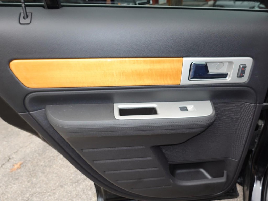 Lincoln MKX Vehicle Full-screen Gallery Image 20