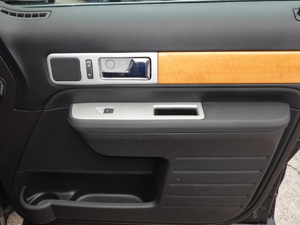 Lincoln MKX Vehicle Full-screen Gallery Image 23