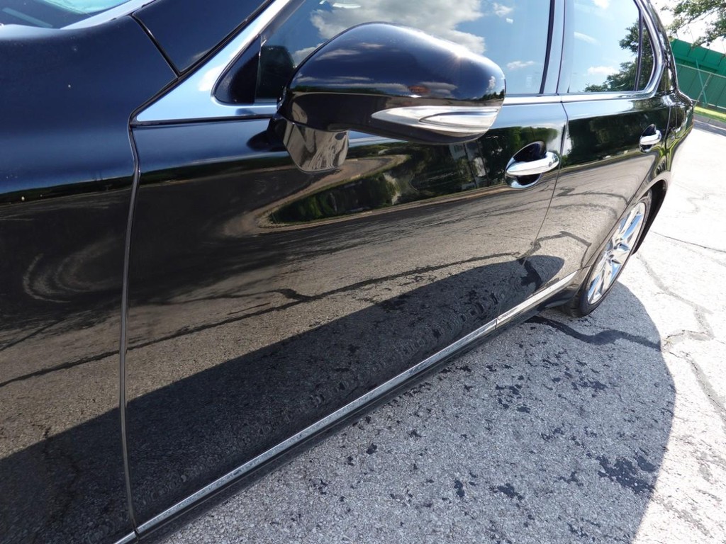 Lexus LS 460 Vehicle Full-screen Gallery Image 10