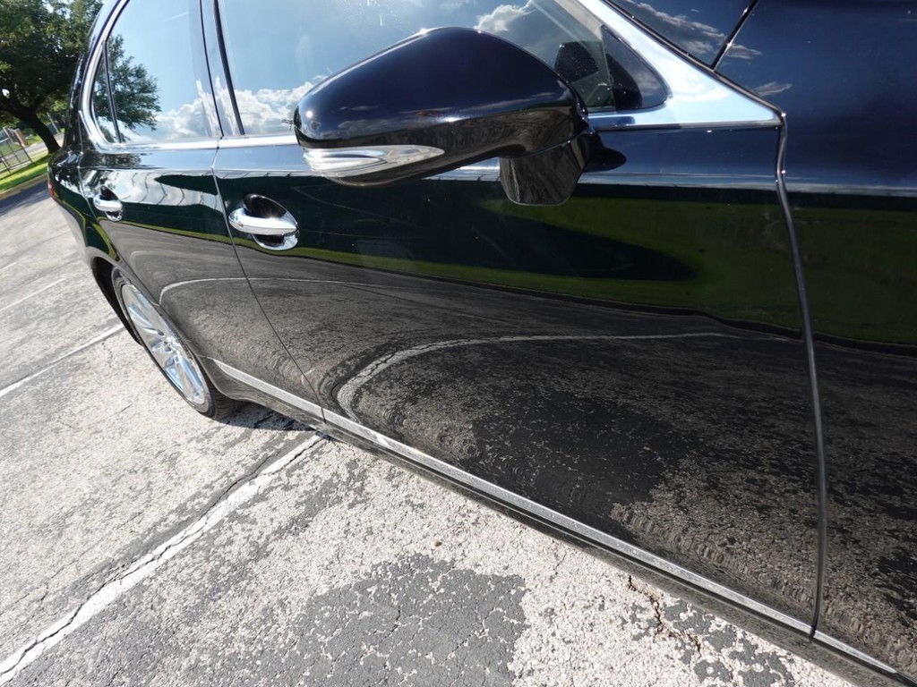 Lexus LS 460 Vehicle Full-screen Gallery Image 11
