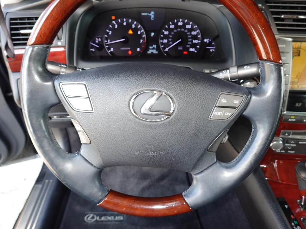 Lexus LS 460 Vehicle Full-screen Gallery Image 13