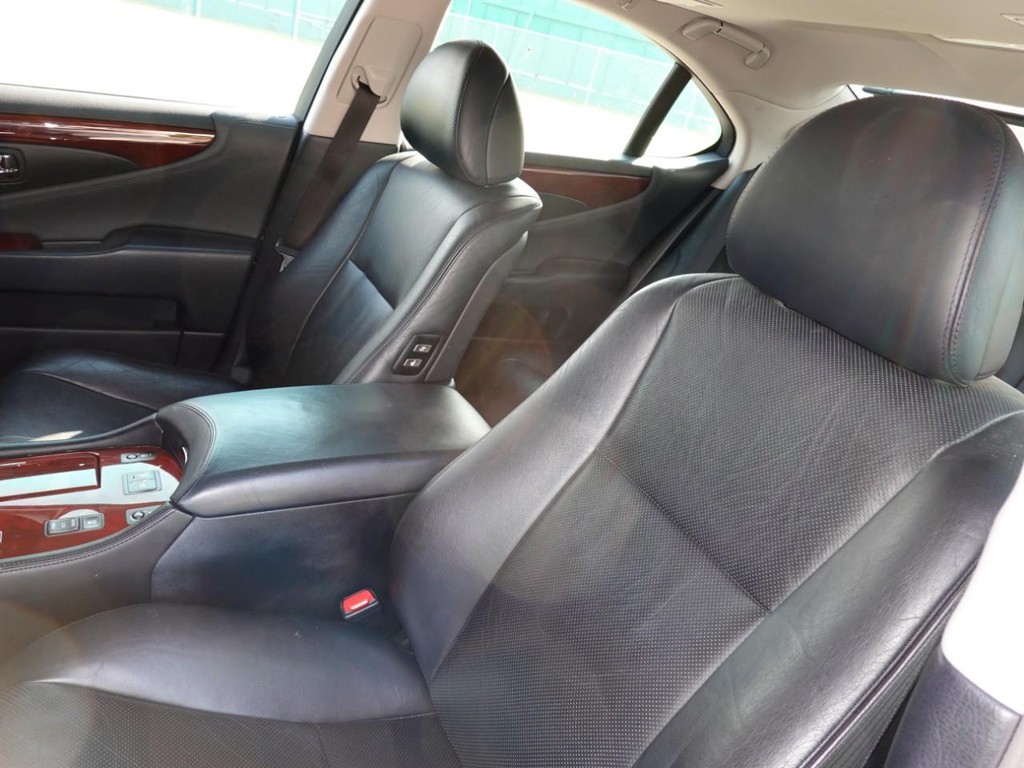 Lexus LS 460 Vehicle Full-screen Gallery Image 16