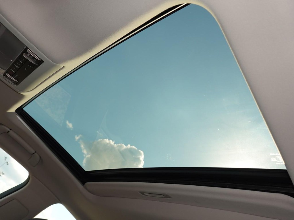 Lexus LS 460 Vehicle Full-screen Gallery Image 17