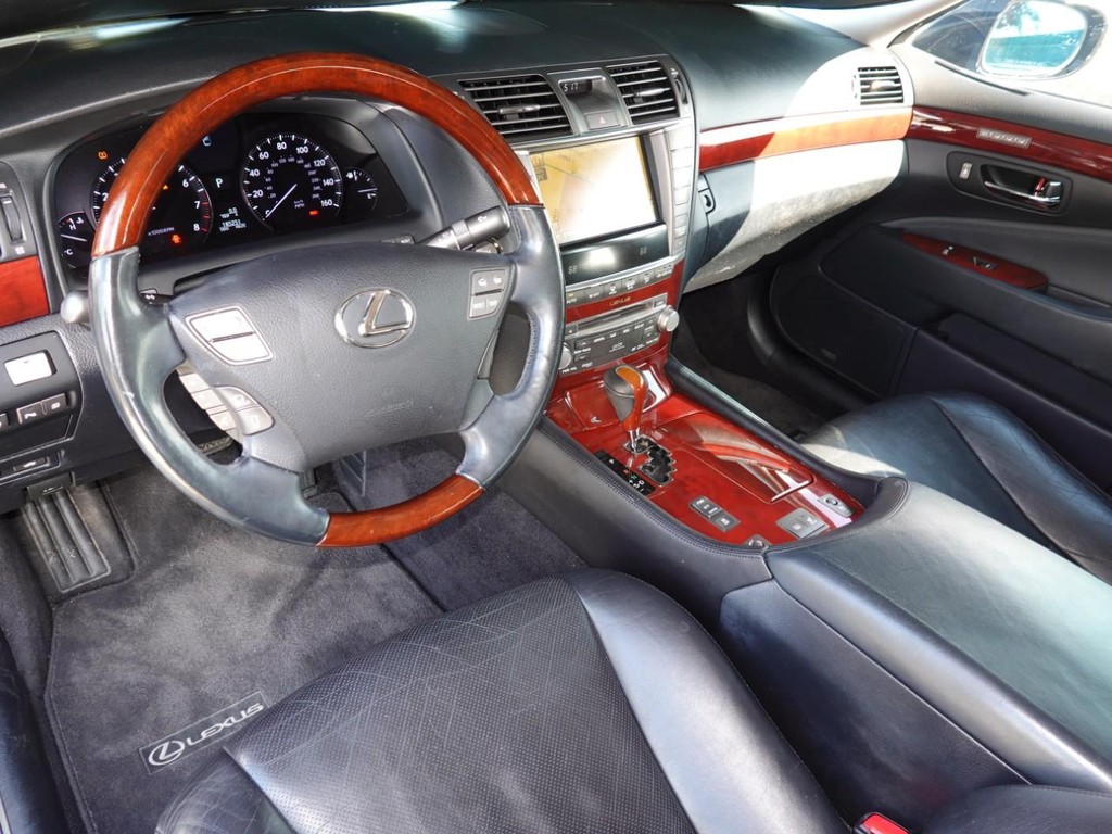Lexus LS 460 Vehicle Full-screen Gallery Image 18