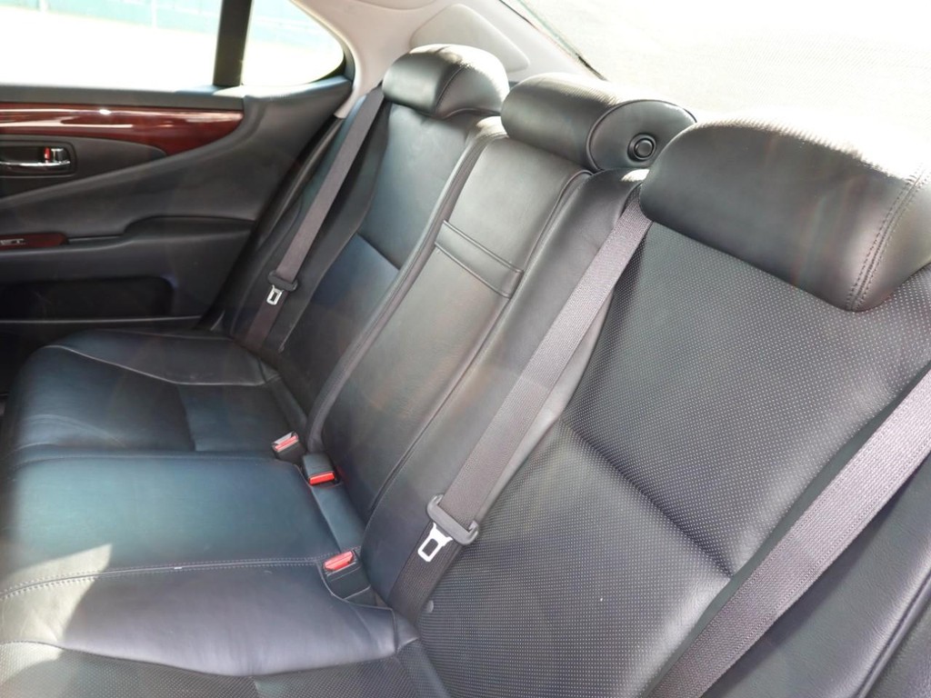 Lexus LS 460 Vehicle Full-screen Gallery Image 20
